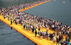 意大利＂浮动码头＂开放，这水上漫步玩的有点酷
